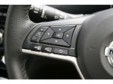 各種のコントロールスイッチが内蔵され、運転に集中できるステアリング。革巻き素材と造形が手にしっくり馴染みます。