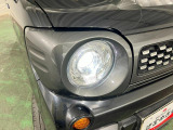 白く明るい光で夜間走行をサポートするLEDヘッドランプを搭載