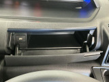 【インパネアッパーボックス】サッと取り出せてサッとしまえる、運転席の目の前にはボックスが装備されております!薄型のボックスティッシュなど収納可能☆