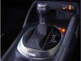【シフトレバー】シフトもとても操作しやすいデザインになっております。運転する人の事を第一に考えた操作性の高い仕様です。