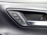 2名分のポジションを記憶・再現してくれる便利なドライビングポジションメモリースイッチ付!運転の交代時もラクですね♪