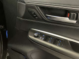 運転席側のフロントドアに全ドアのパワーウィンドウ開閉スイッチとウィンドウロックスイッチとドアロックスイッチと電動格納式ドアミラーの操作スイッチが有るので手元でミラー調整ができるので便利です。