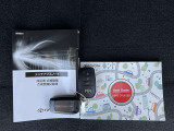 キーを取り出さずにドアを施錠&解錠。クルマの始動も可能です。  メンテナンスノート、車両取扱説明書。