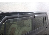 オプションのドアバイザーが装備!!タバコ・ペットなどの臭いが室内にこもるのが嫌な方、換気機能はもちろんのこと降雨時にも少しだけ窓を開けておくことが可能です!