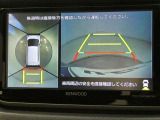 車両全体を上から表示し車両周囲を確認する事が出来るので、狭い駐車場等で重宝する装備です もちろんバックモニターとしての機能もございます
