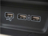 【USBジャック】充電をスマートに。スマートフォンやタブレット、携帯ゲーム機などの充電が可能。