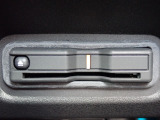 ■【ETC車載器】が装備されています。セットアップをしてお渡しとなり、ETCカードを差し込むだけで高速道路の利用が可能です。