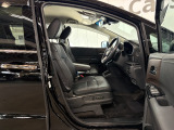 運転席の足元まわりです!アクセル・ブレーキペダルの配置や足元スペースもしっかりご確認いただけます。毎日の運転で長く過ごす場所だからこそ、実際の広さや使い勝手も大切なチェックポイントです。