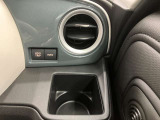 【運転席ドリンクホルダー】使いやすさに配慮したドリンクホルダー