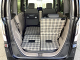 後席は分割可倒式で、用途に合わせてアレンジ可能。荷物の量や乗車人数に応じて柔軟に使える便利なシートです。
