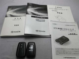 取説・メンテナンスノート・スマートキーの3点セットです。