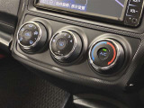 スタイリッシュなデザインのインパネ。各操作スイッチは使いやすい位置に配置されてます。