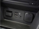 ◆USB接続端子◆スマホやiPodなどを接続して、いつもの音楽を車内でもお楽しみいただけます♪