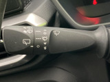 雨天時でも視界を確保できるよう、操作しやすいワイパーレバーを装備。安全な運転をサポートします。