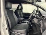 前席はセパレートタイプ!運転席と助手席にはアームレスト付!ホールド感のあるシート形状で、体をしっかりとサポートしてくれます!