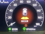 周囲の障害物に近づくと、ブザーでお知らせして衝突回避をサポートします。駐車時や狭い道での走行の際に便利です。