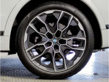 BMWの純正アロイホイールは軽量かつ強度にも優れているホイールで走行性能を引き上げる設計になっております。足元にもBMWは妥協がなくこだわっている個所になります。