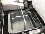 助手席の座面下には収納が☆