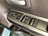 【窓操作部分】運転席のスイッチでは、すべてのウィンドーの開閉操作を行うことができます。