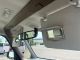 車内でもサッと身だしなみが整えられる便利なバニティミラー