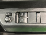 前席にはパワーウィンドー装備。運転席は挟み込み防止機能付き。