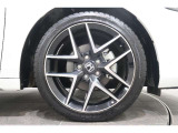 純正のアルミホイールが足元を飾ります!タイヤサイズは235/40R18となります。