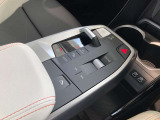 シフトレバーはトグルスイッチ式。