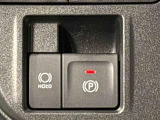 指先だけで簡単に操作が可能な電動パーキングブレーキを採用。「HOLD」スイッチを押すと、渋滞や信号待ちなどでブレーキペダルから足を離しても、ブレーキを保持するので安心です