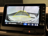 リバースギアに入れるだけで後方の表示へ切り替わります。夜間や雨の日の駐車も楽になりますよ。