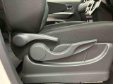 【運転席シートリフター】 体格に合わせたドライビングポジションに調整できます。