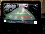 バックカメラの画像です。ガイドラインがスムースな車庫入れをサポートいたします。車庫入れの安心感がアップしますね。