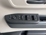 窓スイッチは使用感が出やすい所。文字消えや汚れ、オート機能・ロック操作の有無も確認◎。