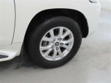 装着タイヤサイズは、285/60R18です。純正アルミホイールを装着しております。