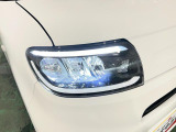 白く明るい光で夜間走行をサポートするLEDヘッドランプを搭載