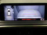 パノラミックビューモニターを装備。駐車場や交差点でクルマを真上から見るように周囲を確認できます。機能の詳細は販売店スタッフまでおたずねください。