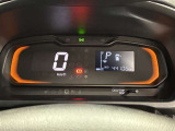 一目で今出ている速度が分かるデジタルメーターを採用しており、うっかりのスピード超過も減りますよ