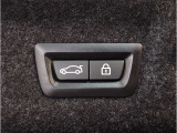 【電動テールゲート】オートマアチックトランクリッドオペレーションが装備されています。両手が塞がっている時でも、スマートキーを身につけていればハンズフリーで開閉可能です。