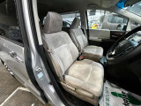 フロントシートです。運転席には座面の上下調節が可能なハイトアジャスターが装備されております。大きな痛み等が無く綺麗な状態です。
