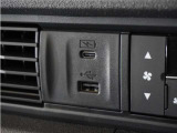 ◆USB接続端子◆スマホやiPodなどを接続して、いつもの音楽を車内でもお楽しみいただけます♪