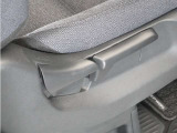 ◆シートハイトアジャスター◆運転席を上下に高さ調節ができます!運転ポジションを体格に合わせてシート調整できます。
