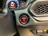 【ENGINE START/STOP】スマートキーをポケットやバッグに入れたままで、キーを差し込むことなくボタンを押すだけでエンジンが始動します。