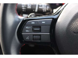 ハンドル左部分でオーディオ操作が可能。そのため、運転中でも目線をずらさずに安全運転♪スマートフォンを接続してハンズフリー通話も可能です。