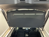 荷室のプライバシーを守ってくれるパーセルカバー。見た目もスッキリ、防犯性も高まります。