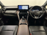車内は若干ですがタバコ系のニオイ残りあり。流れるようなクーペフォルムは、都会の街並みにも似合うSUV!細部にまで美意識を行き届かせた質感も、このクルマの魅力です!