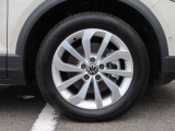 215/55R17インチ・アルミホイールになります。