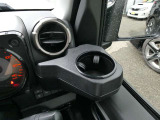 運転席側はドリンクホルダーが追加されています!手が届きやすく使いやすいです。