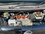 電気自動車ですのでモータールームです。ヘッドカバーのように見えるのはインバーターユニットです。起動用の12Vバッテリーを備えています。