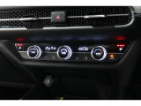 運転席と助手席の温度設定の変更が可能な左右独立タイプのデュアルエアコンです♪♪♪暑がりな人・寒がりな人も誰もが車内を快適にお過ごしいただけます♪♪♪