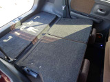 シートを倒せば大きな荷物も運べます。