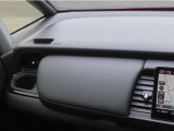【運転席アッパーボックス】パッと取り出しやすい位置にあるボックスなので、お財布などの小物から本などの小冊子、駐車券など、よく使うものの収納に便利です。